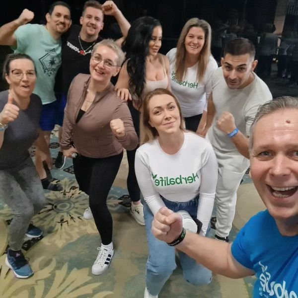 aid brkic sa klijentima na poslovnom savjetovanju na herbalife skupu