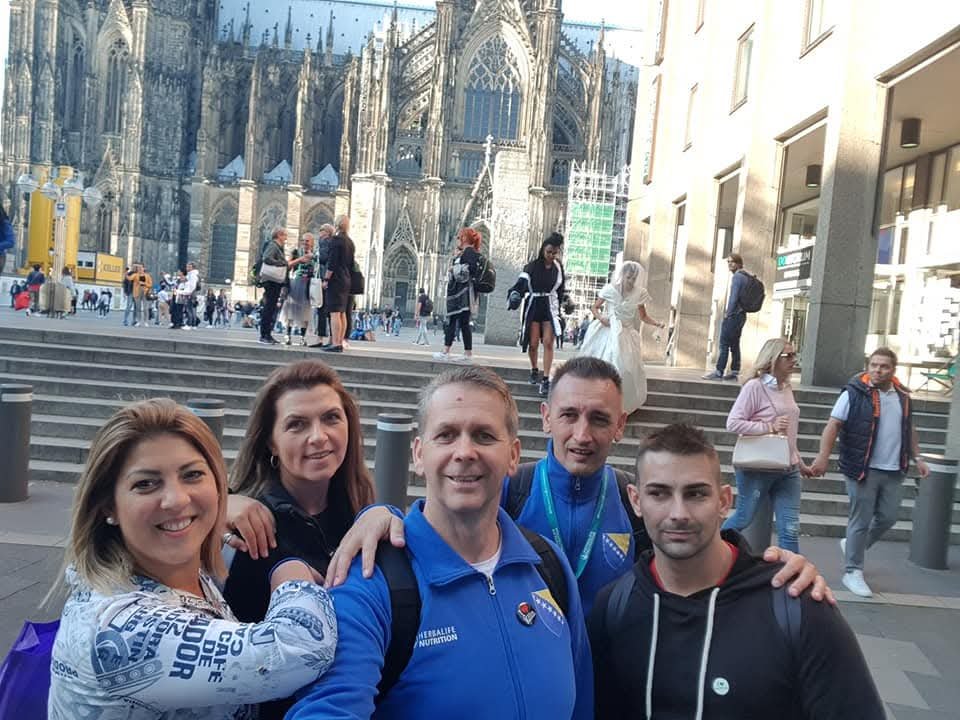 Aid Brkić i tim ispred katedrale u Kelnu tokom Herbalife Extravaganza događaja, septembar 2019.