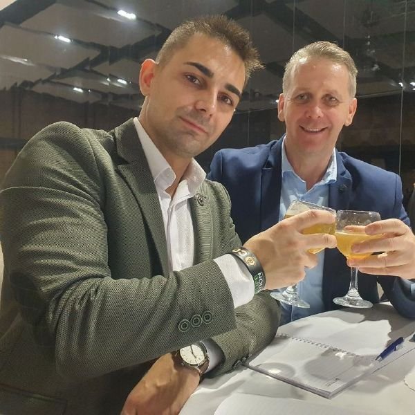 aid brkic, herbalife mentor i prijatelj za zdravlje i finansijsku stabilnost na sastanku sa prijateljem